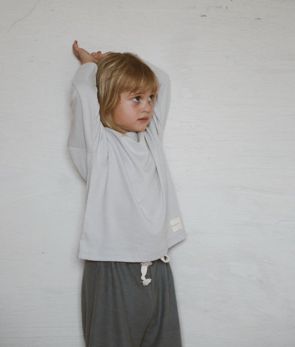 Graues Basic-Langarmshirt