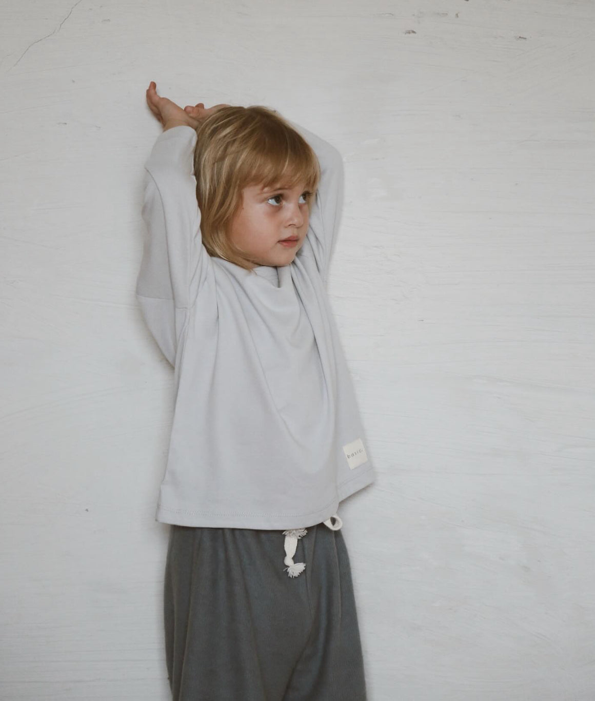 Graues Basic-Langarmshirt